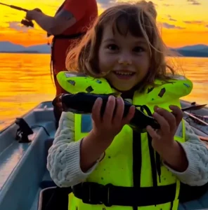 Familienurlaub Norwegen – Kind mit Fisch