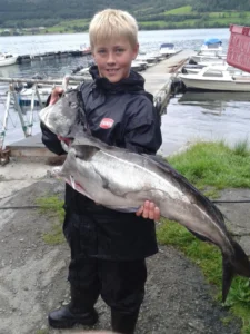 Familienurlaub Norwegen – Kind mit großem Fang