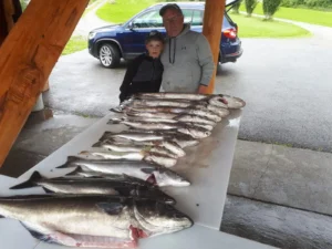Familienurlaub Norwegen – Kind mit Fischen