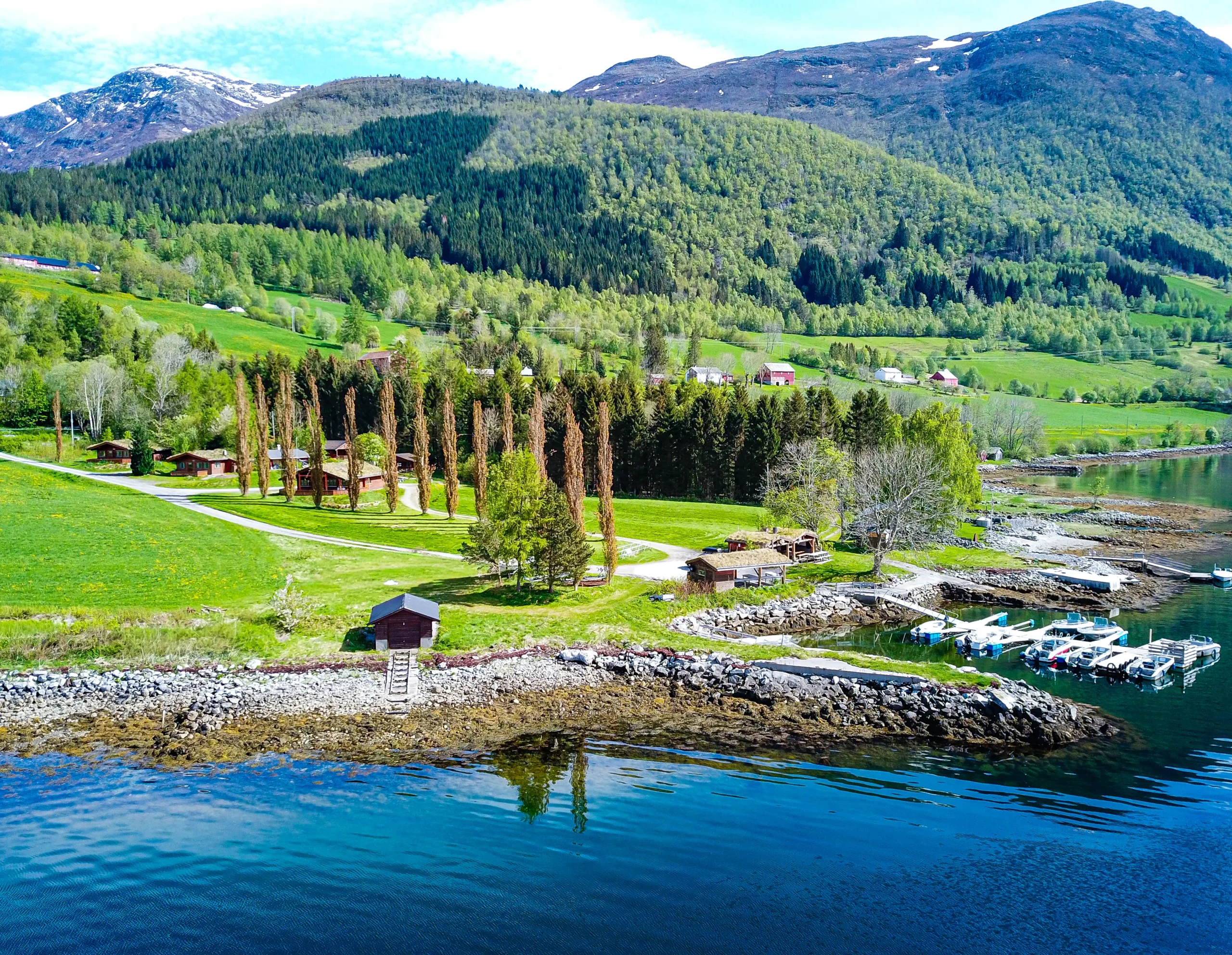 Angelcamp in Norwegen mit mehreren Unterkünften, Booten und zentralem Filetierplatz