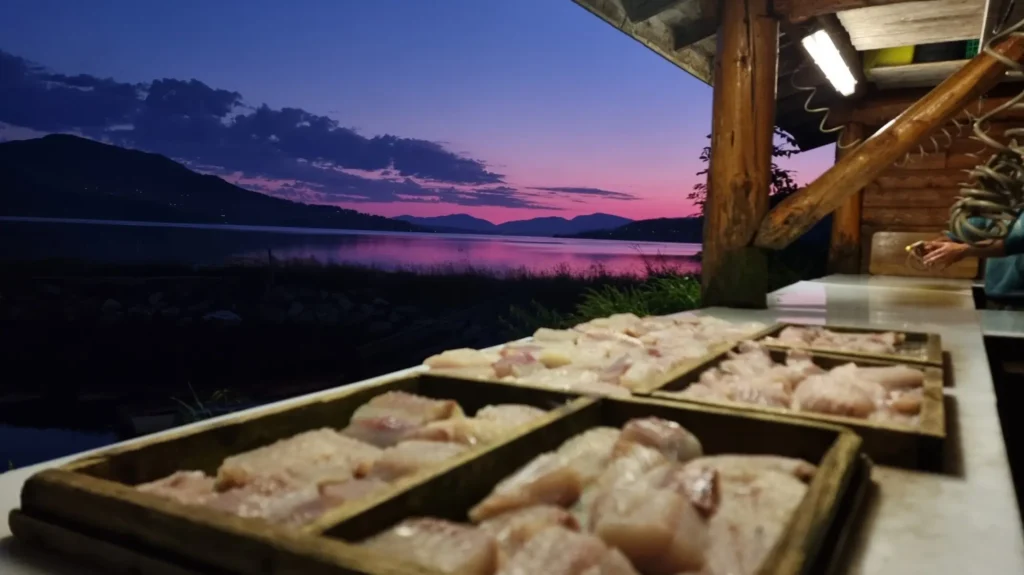 Filetierplatz an einer Angelunterkunft in Norwegen zur sicheren Verarbeitung des Fangs