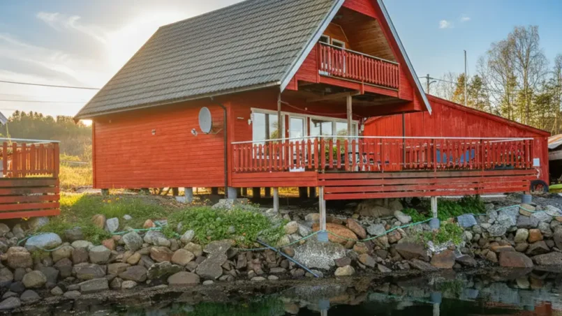 Einfache Fischerhütte in Norwegen als Angelunterkunft nahe am Wasser